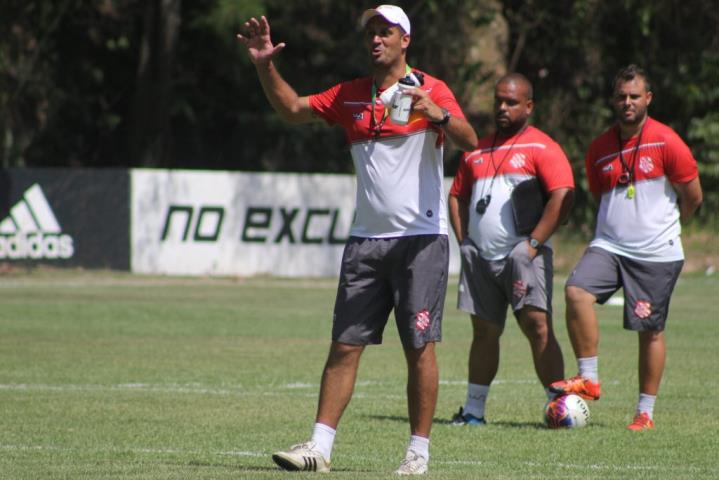 Eduardo Allax relembra momentos marcantes como jogador e projeta o Bangu no Carioca