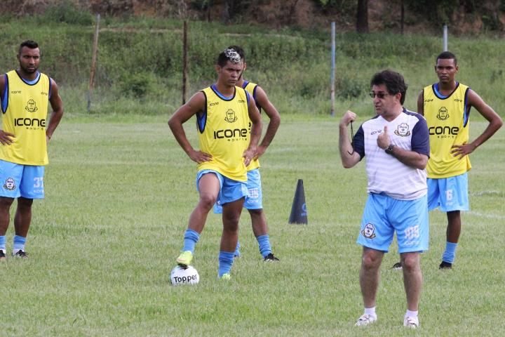 René Simões comanda o primeiro treino no Macaé