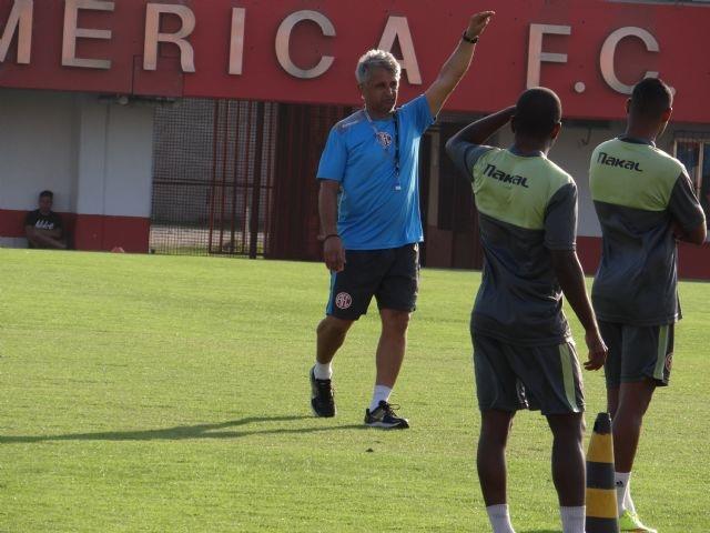 America renova com Lucho Nizzo