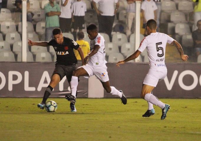 Vasco vira sobre o Santos-SP e segue na briga pela vaga na Libertadores