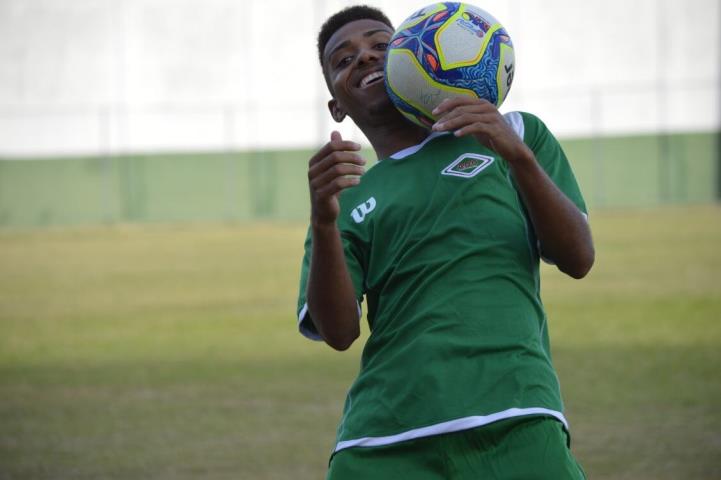 Artilheiro da rodada com 'hat-trick', Abner pede música