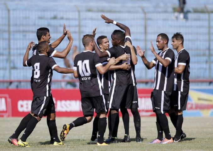 Resende vence a primeira e segue vivo na Taça Guanabara