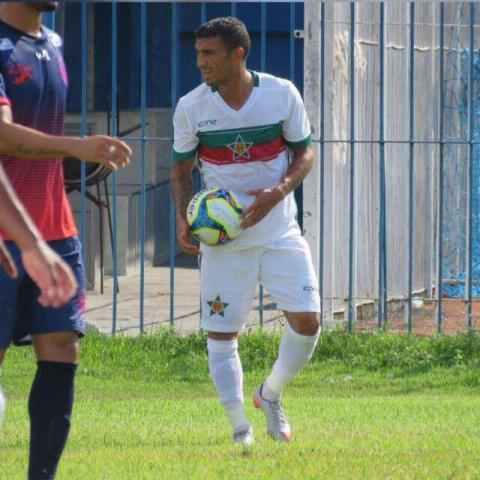 Maicon Assis, da Portuguesa, participa de jogo-treino contra o Madureira