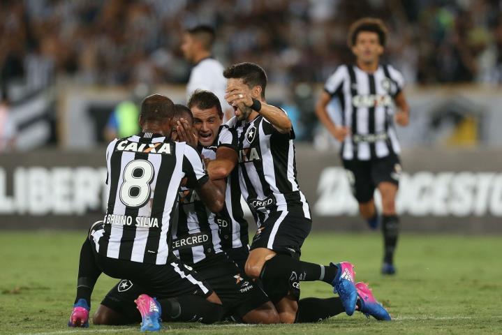 Botafogo vence e abre vantagem na Copa Libertadores