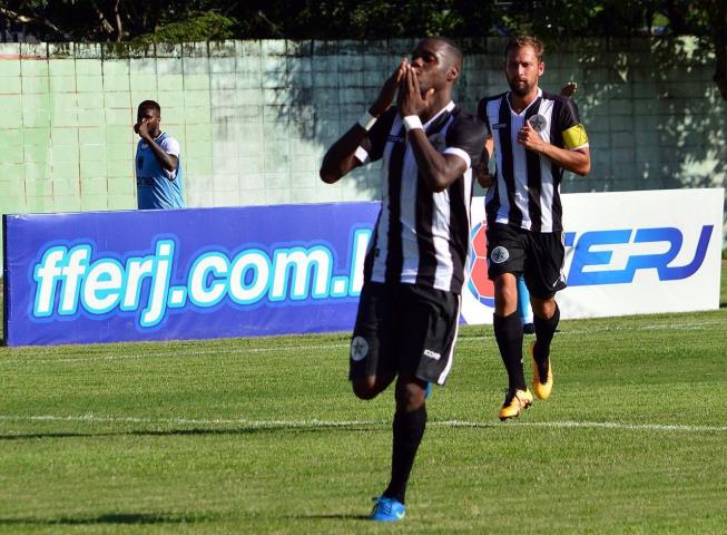 Jhulliam espera superar o amigo Gabriel na partida contra o Flamengo