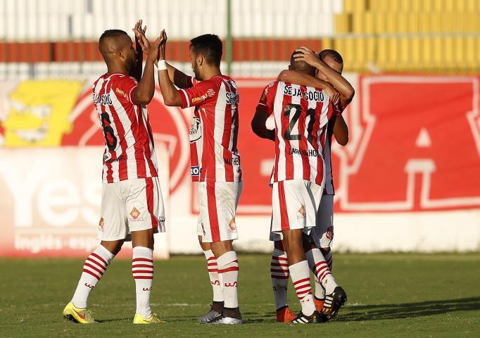 Bangu derrota o Macaé e respira no Carioca