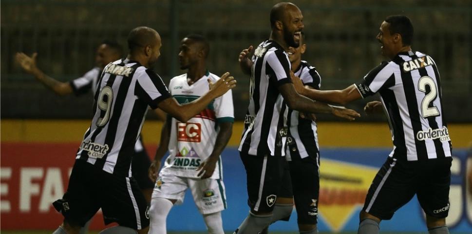 Botafogo goleia e fica perto da semifinal do Carioca