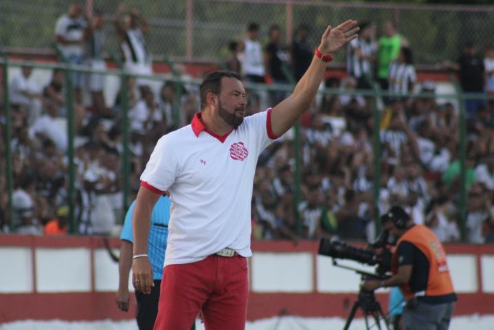 Roberto Fernandes comemora primeira vitória no comando do Bangu