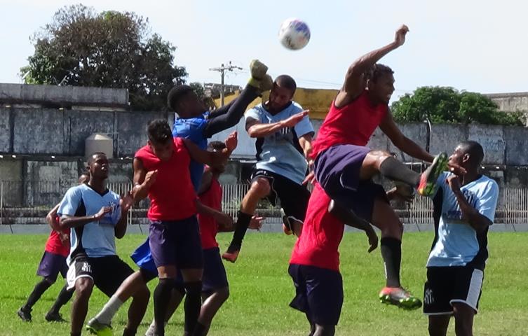 Mesquita vence o Queimados em amistoso