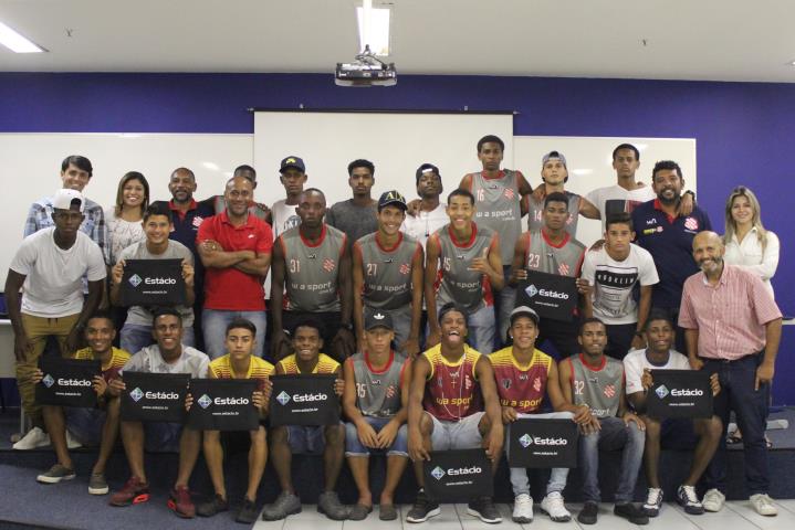 Atletas do Sub-17 do Bangu participam de palestra em universidade