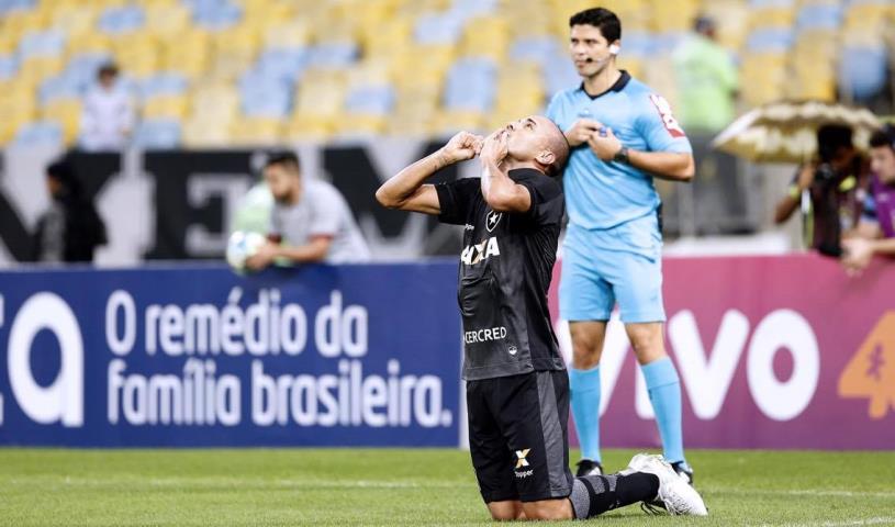 Botafogo vence o clássico vovô no Maracanã