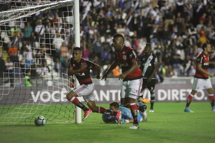 Flamengo vence clássico e segue na caça ao líder do Brasilerão