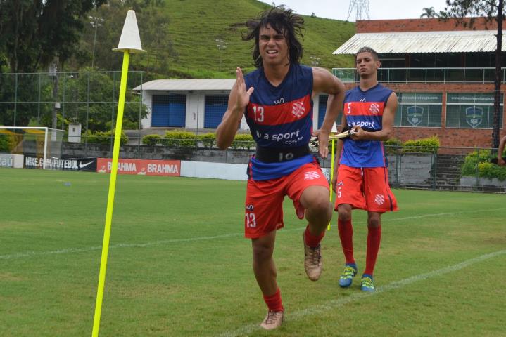 Ramon busca espaço no profissional do Bangu após promoção da base