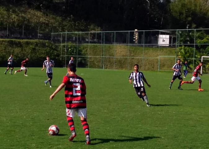 Flamengo sai na frente na semifinal do Estadual Sub-15