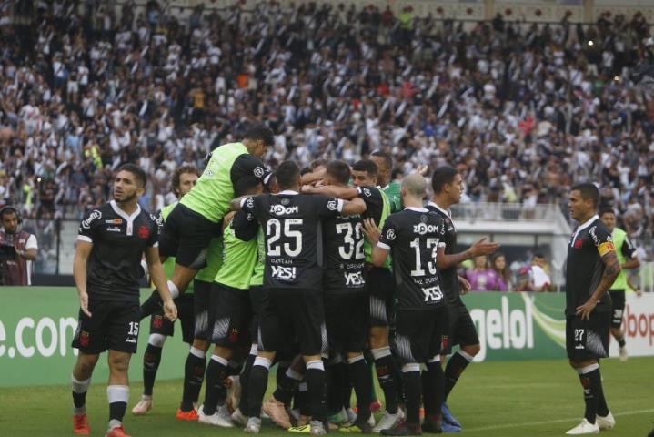 Com apoio da torcida, Vasco vence o Cruzeiro-MG e respira no Brasileirão