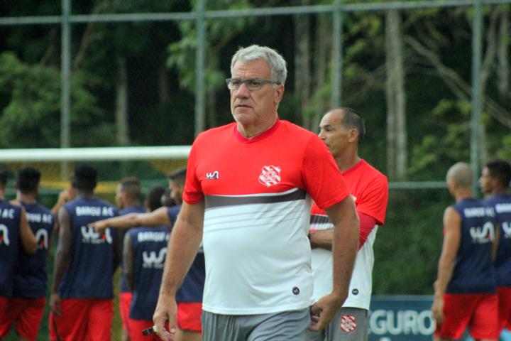 Alfredo Sampaio segue no comando técnico do Bangu