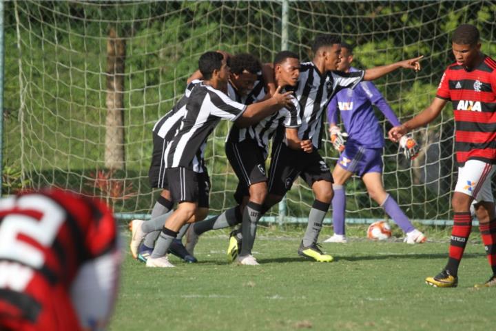 Botafogo sai na frente no Turno Final do Torneio Guilherme Embry