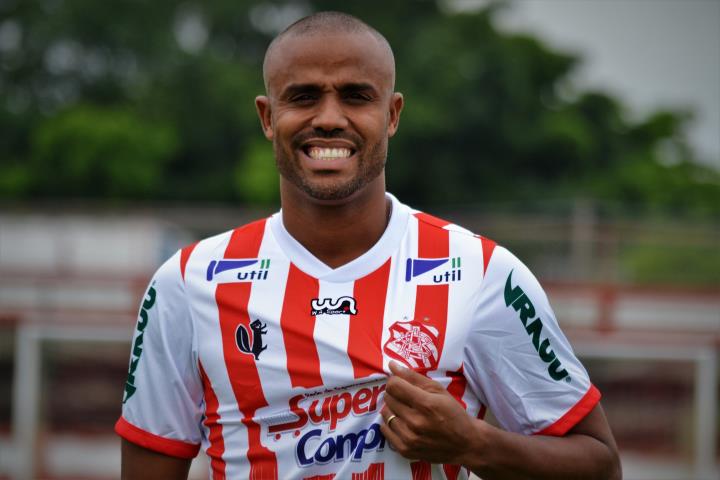 Felipe Adão assina com o Bangu para o Carioca