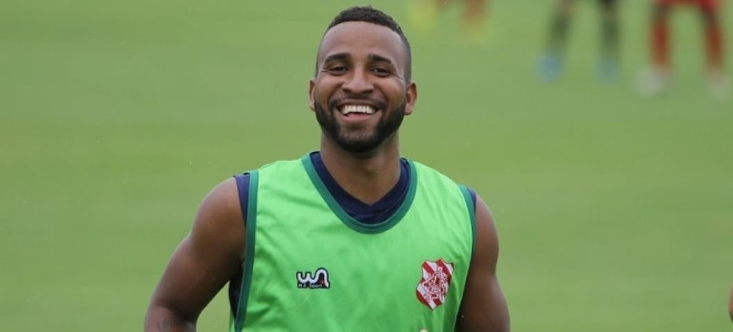 Bangu renova com lateral-esquerdo Guilherme