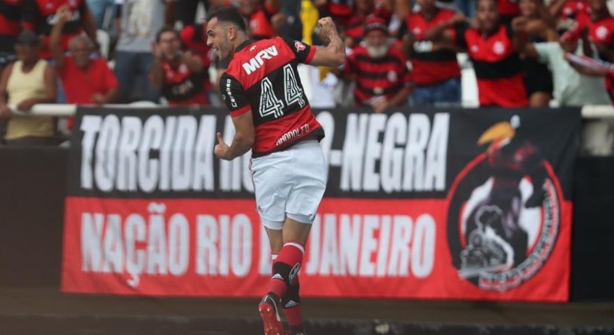 Flamengo bate o Botafogo em clássico no Nilton Santos