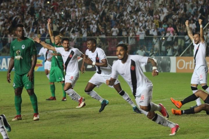 Vasco vence a segunda seguida na Taça Rio e vira líder