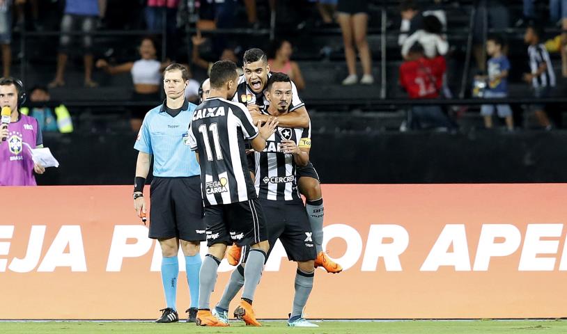 Botafogo bate o Fluminense em clássico pelo Brasileirão