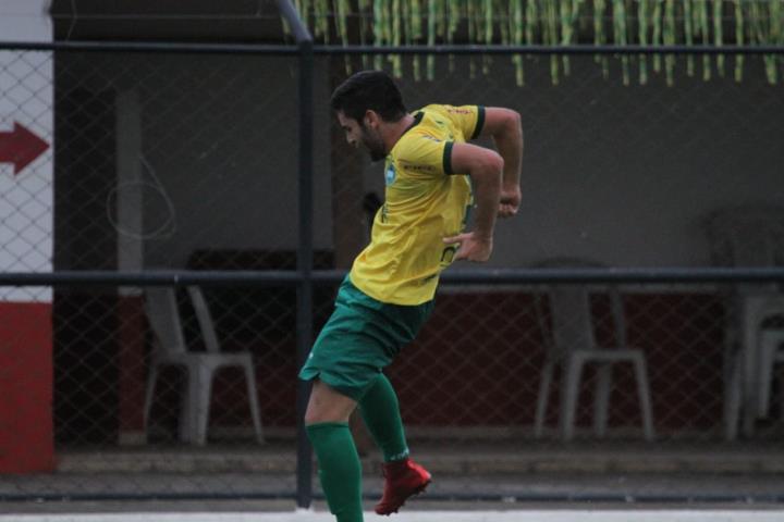 Com "Hat-Trick" de Rhainer, Serra Macaense vence e segue na briga pela vaga