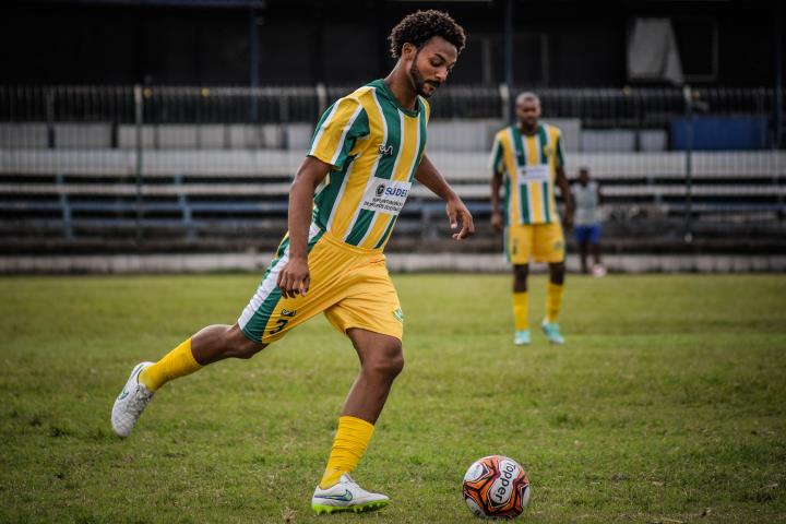 Osmar, do Brasileirinho, celebra o primeiro gol como profissional