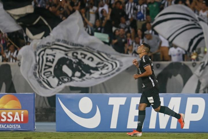 Botafogo bate o Corinthians-SP e respira no Brasileirão