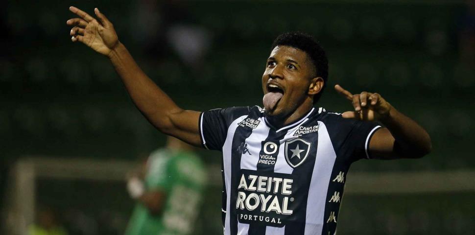 Botafogo vence a Chape e se afasta da zona da degola