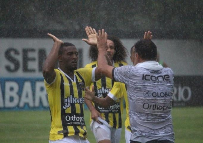 Artilheiro João Carlos decide e Voltaço vence clássico do Sul Fluminense