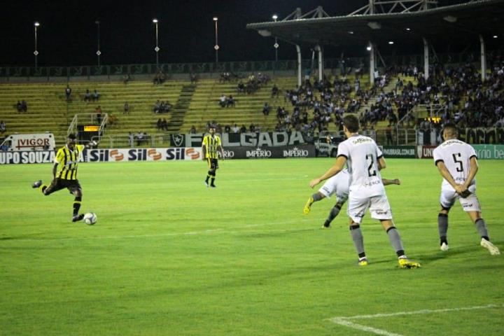 Bruno Barra celebra gol e relembra momento difícil da carreira: 'Voltei mais forte'