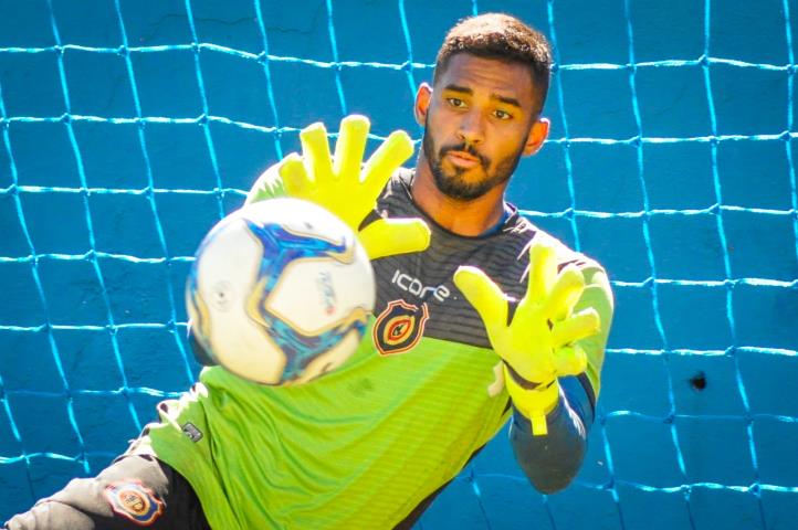 Goleiro Douglas renova contrato com o Madureira