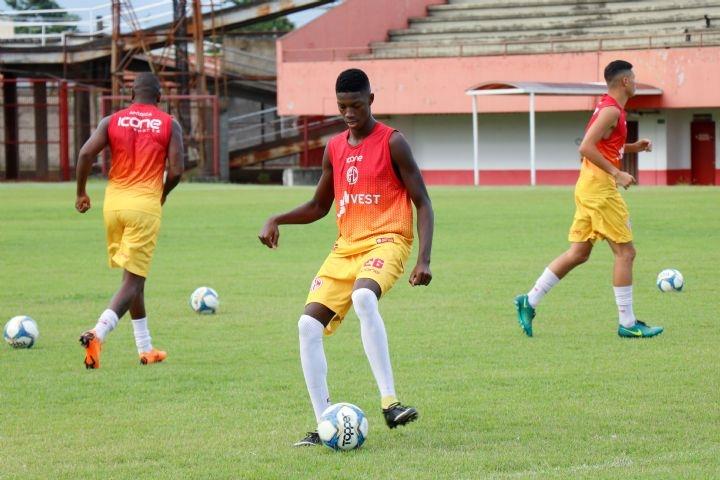 Matheus Babi aposta na paciência para alcançar as metas do America