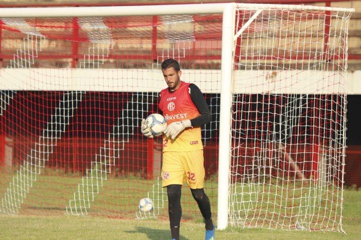 Lucas Carvalhaes chega para fechar o trio de goleiros para o restante da temporada