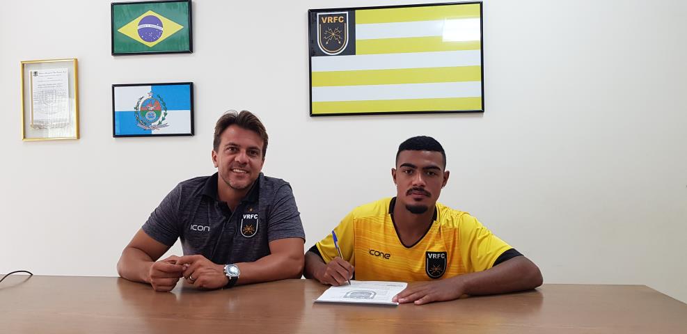 Voltaço assina contrato profissional com o volante Gabriel Correia