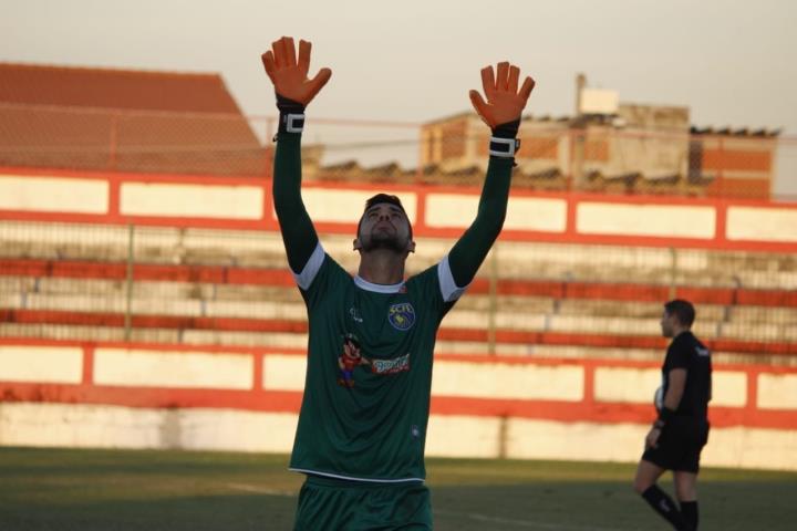 Goleiro George brilha e Sampaio fica com a vaga nas quartas