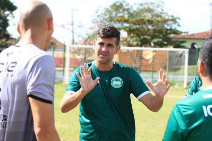 Rafael Soriano é apresentado para os jogadores do Serra Macaense