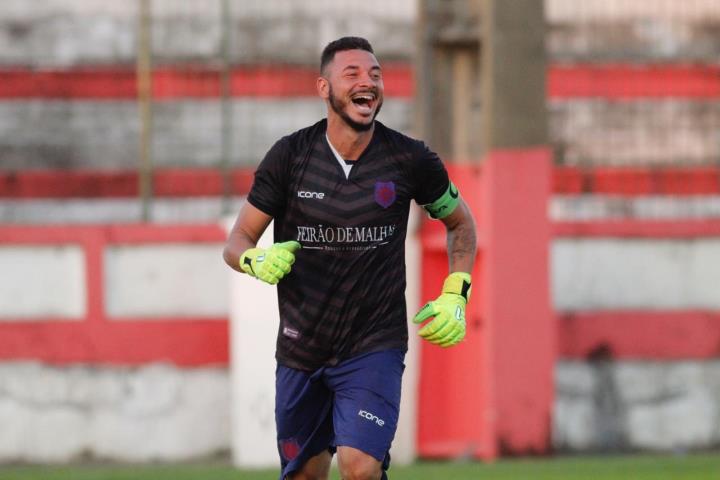 Emerson brilha no gol e classifica Bonsucesso