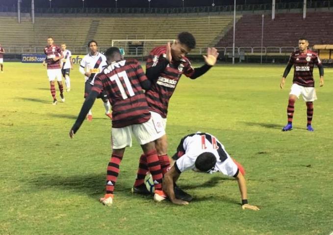 Fla vence clássico e assume liderança do Brasileirão Sub-20