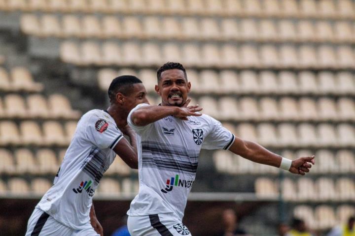 Rio São Paulo confirma liderança da B2 com 'hat-trick' de Alex Alcântara