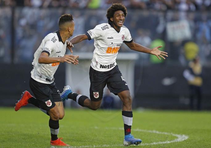 Vasco volta a vencer e segue subindo no Brasileirão