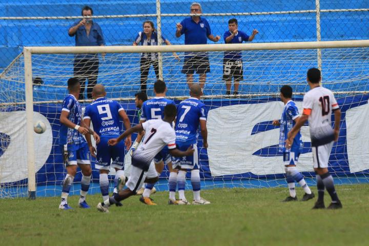 Friburguense vence e fica perto do acesso