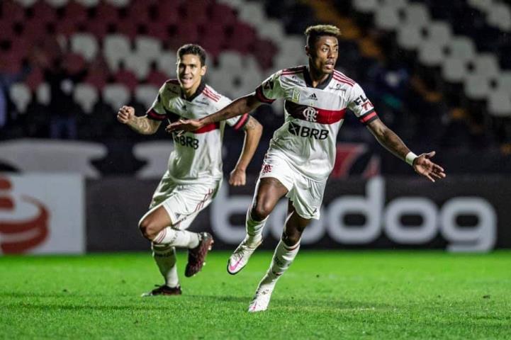 Flamengo vence de virada em São Januário