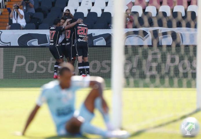 Vasco bate o Santos--SP e respira no Brasileirão