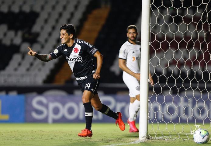 Vasco bate o Galo e respira no Brasileirão