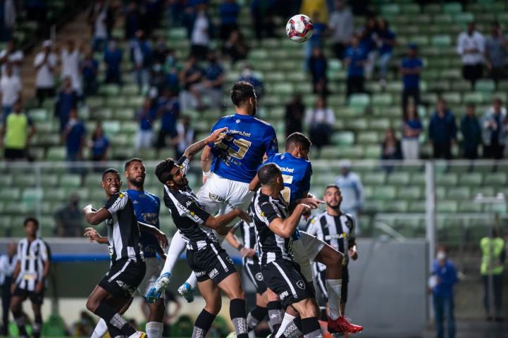 Botafogo segura empate em Minas e segue na caça ao líder