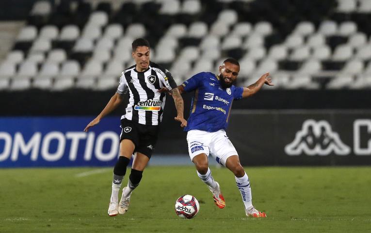 Botafogo vence e fica perto do acesso para a Série A