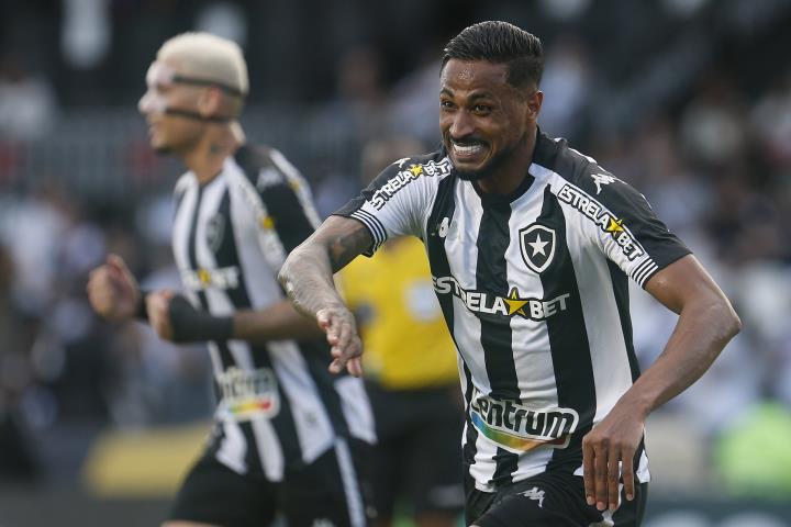 Botafogo goleia no clássico e assume a ponta da Série B