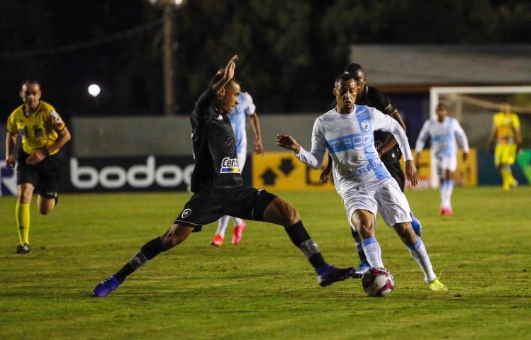 Botafogo empata e segue no G4 da Série B